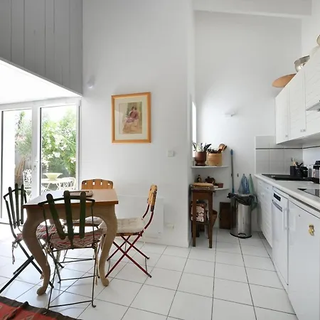 Maison 3 Pieces Avec Jardin Clos, Cheminee Et Parking, A Deux Pas Du Centre Des Portes-en-re - Fr-1-434-105 Holiday home