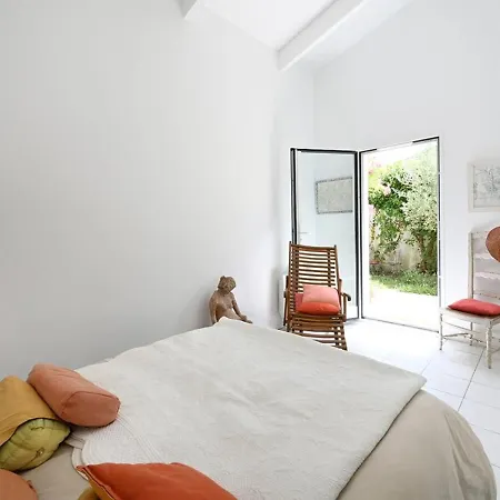 Maison 3 Pieces Avec Jardin Clos, Cheminee Et Parking, A Deux Pas Du Centre Des Portes-en-re - Fr-1-434-105 Nyaraló