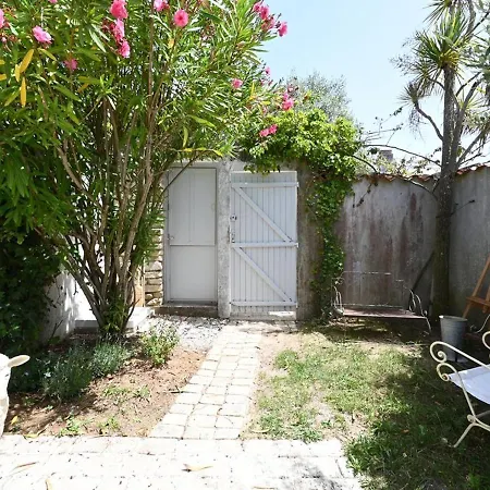Holiday home Maison 3 Pieces Avec Jardin Clos, Cheminee Et Parking, A Deux Pas Du Centre Des Portes-en-re - Fr-1-434-105