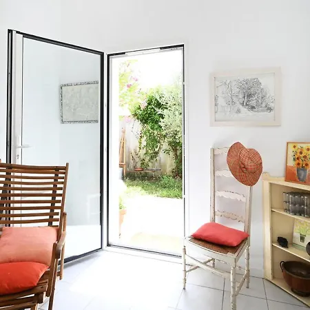 Maison 3 Pieces Avec Jardin Clos, Cheminee Et Parking, A Deux Pas Du Centre Des Portes-en-re - Fr-1-434-105